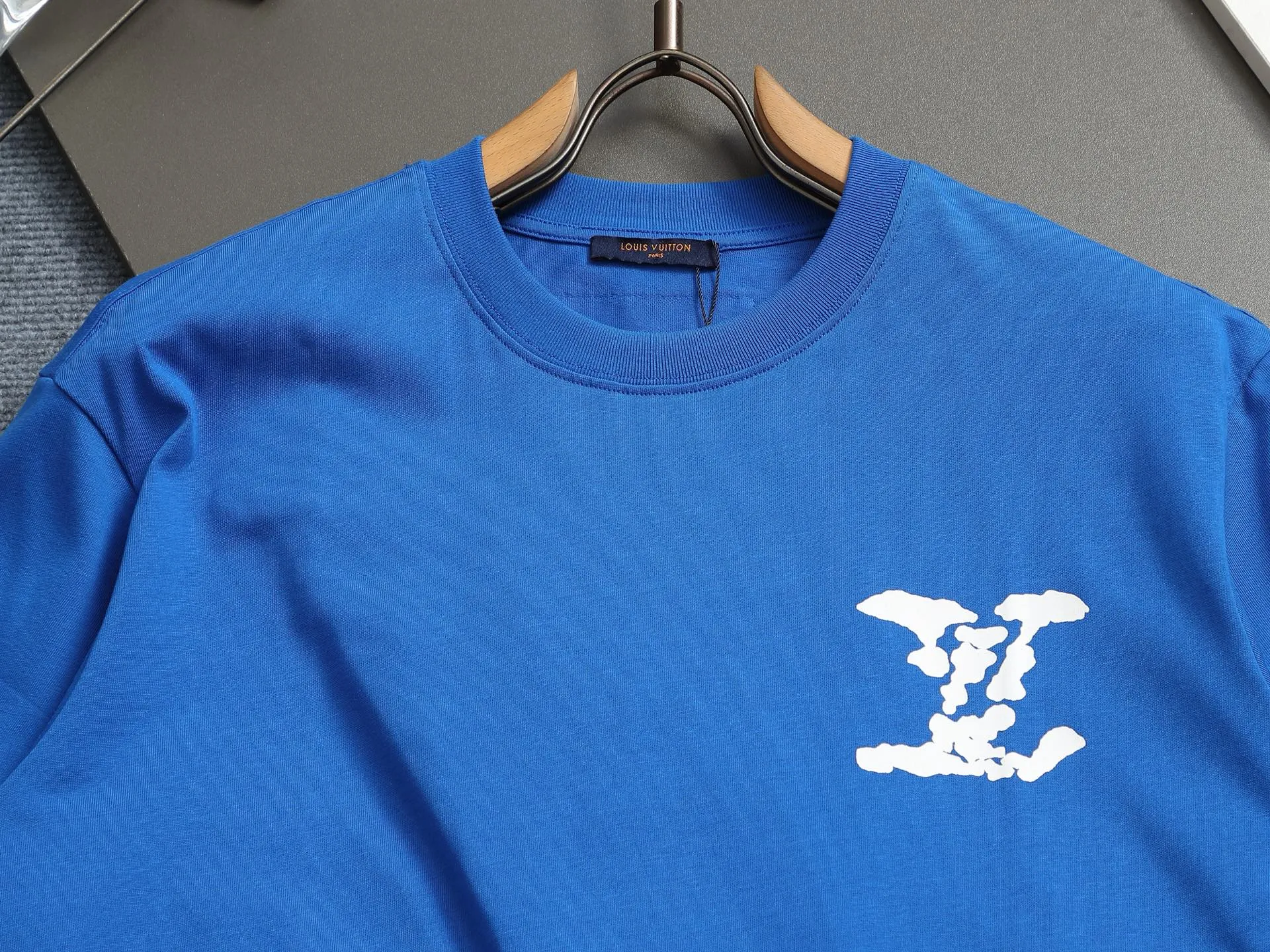 🅿️170 LouisVuitton/Louis Vuitton Foam printed T-shirt short sleeves High quality🔥High version Super iconic brand logo printing pattern The original printing is reproduced one to one, using imported puree and graffiti craftsmanship. The fabric is made of pure combed cotton. It is fresh and comfortable to match with sports shoes. Suitable for shopping and dating. When layered, it looks like a blogger. Low-key and tasteful. Original fabric 260g double yarn with high weight, 100% combed cotton, custom-woven and dyed with no color difference, no pressure in and out of the counter, through-shoulder strapping process, increased washing life of clothes, no deformation, high version digital printing process, no fading, bright colors, the same style as Internet celebrity stars, regardless of age, body shape or gender, super eye-catching, very fashionable ❤️❤️, very comfortable in hand, super texture, fashionable and individual, super versatile and good-looking, a must-have for everyone Better match for couples. Hang tag, collar label, washed wheat, all three labels are complete! ! Loose fit, same style for men and women Color: black/white/color blue Size: XS S M L